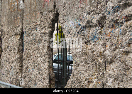 Lücke in der Berliner Mauer. Topographie des Terrors an Stelle des ehemaligen Nazi-Gestapo-HQ in Berlin, Deutschland. Stockfoto