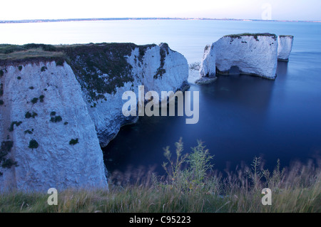 Old Harry Rocks. Massive Kreide Stapel stehen direkt neben den schwindelerregenden Kalksteinfelsen der Purbeck Küste. Dorset, England, Vereinigtes Königreich. Stockfoto