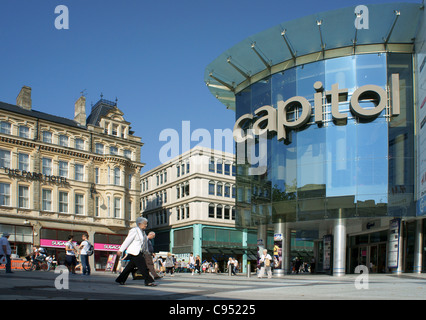 Capitol shopping Arcade und Queen street, Cardiff, Südwales, UK Stockfoto