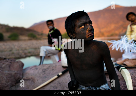 Ein Indianerjunge Cora bereitet sich auf das religiöse Ritual Feier der Karwoche in Jesús María, Nayarit, Mexiko. Stockfoto