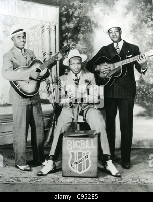BIG BILL BROONZY (1903-1958) uns Blues-Musiker sitzen Zentrum Stockfoto