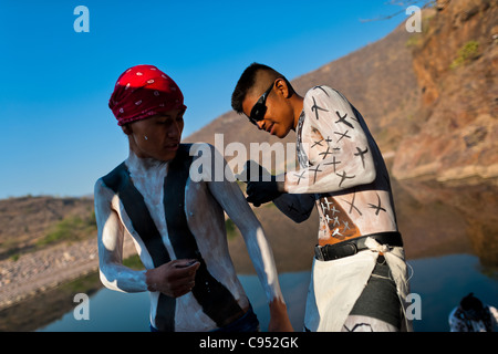 Ein Indianerjunge Cora, gemalt von seinem Kumpel, bereitet sich auf die Feier der Karwoche in Jesús María, Mexiko. Stockfoto