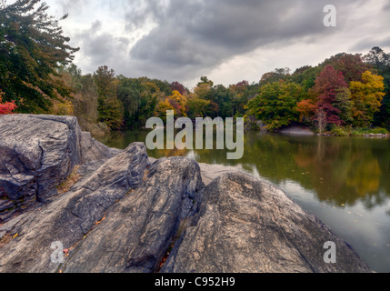 Central Park in New York City am See in den frühen Morgenstunden Stockfoto