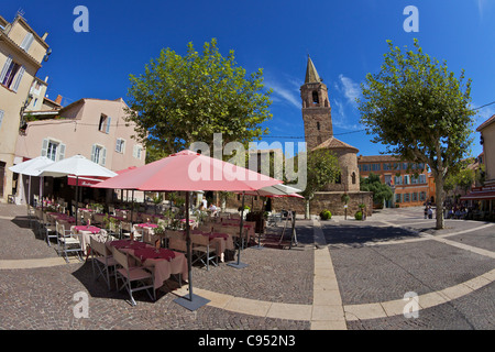 Restaurant vor der Kathedrale von St Leonce von Frejus, Var, Provence Cote d ' Azur, Frankreich Stockfoto