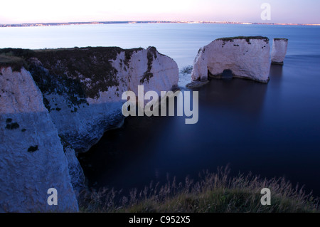 Old Harry Rocks. Massive Kreide Stapel stehen direkt neben den schwindelerregenden Kalksteinfelsen der Purbeck Küste. Dorset, England, Vereinigtes Königreich. Stockfoto