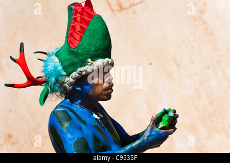 Ein Cora indischen Mann, trägt eine bunte Dämonenmaske, beteiligt sich an der religiösen Zeremonie der Karwoche in Jesús María, Mexiko. Stockfoto