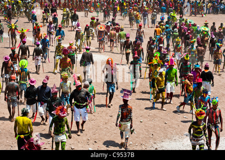 Cora-Indianer, mit bunten Dämon Masken, gehen während der religiösen Zeremonie der Karwoche in Jesús María, Nayarit, Mexiko. Stockfoto