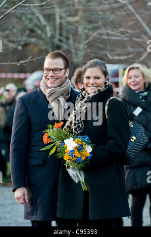 Stockholm, Schweden. 14. November 2011. Schwedens schwangere Kronprinzessin Victoria mit Ehemann Prinz Daniel besuchen Stockholmer Vorort Jakobsberg Stockfoto