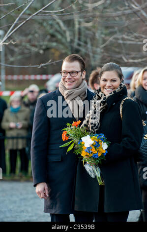 Stockholm, Schweden. 14. November 2011. Schwedens schwangere Kronprinzessin Victoria mit Ehemann Prinz Daniel besuchen Stockholmer Vorort Jakobsberg Stockfoto