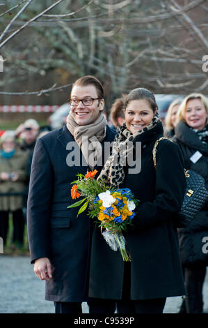 Stockholm, Schweden. 14. November 2011. Schwedens schwangere Kronprinzessin Victoria mit Ehemann Prinz Daniel besuchen Stockholmer Vorort Jakobsberg Stockfoto