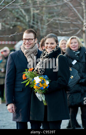 Stockholm, Schweden. 14. November 2011. Schwedens schwangere Kronprinzessin Victoria mit Ehemann Prinz Daniel besuchen Stockholmer Vorort Jakobsberg Stockfoto