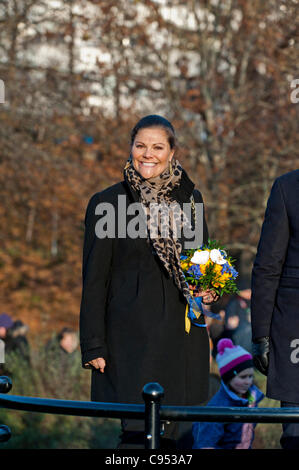 Stockholm, Schweden. 14. November 2011. Schwedens schwangere Kronprinzessin Victoria mit Ehemann Prinz Daniel besuchen Stockholmer Vorort Jakobsberg Stockfoto