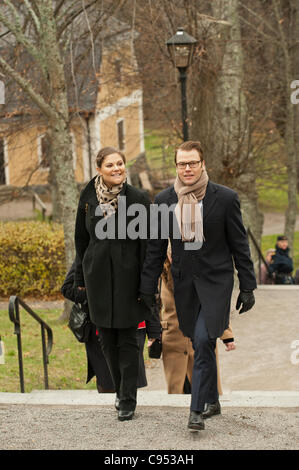 Stockholm, Schweden. 14. November 2011. Schwedens schwangere Kronprinzessin Victoria mit Ehemann Prinz Daniel besuchen Stockholmer Vorort Jakobsberg Stockfoto