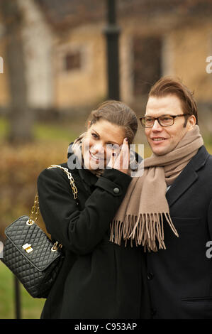 Stockholm, Schweden. 14. November 2011. Schwedens schwangere Kronprinzessin Victoria mit Ehemann Prinz Daniel besuchen Stockholmer Vorort Jakobsberg Stockfoto