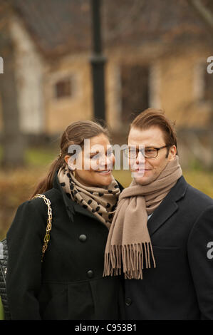 Stockholm, Schweden. 14. November 2011. Schwedens schwangere Kronprinzessin Victoria mit Ehemann Prinz Daniel besuchen Stockholmer Vorort Jakobsberg Stockfoto