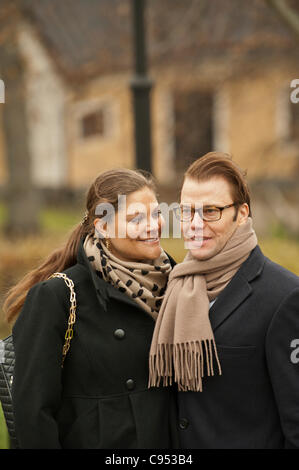 Stockholm, Schweden. 14. November 2011. Schwedens schwangere Kronprinzessin Victoria mit Ehemann Prinz Daniel besuchen Stockholmer Vorort Jakobsberg Stockfoto