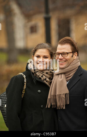 Stockholm, Schweden. 14. November 2011. Schwedens schwangere Kronprinzessin Victoria mit Ehemann Prinz Daniel besuchen Stockholmer Vorort Jakobsberg Stockfoto