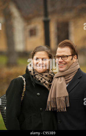 Stockholm, Schweden. 14. November 2011. Schwedens schwangere Kronprinzessin Victoria mit Ehemann Prinz Daniel besuchen Stockholmer Vorort Jakobsberg Stockfoto