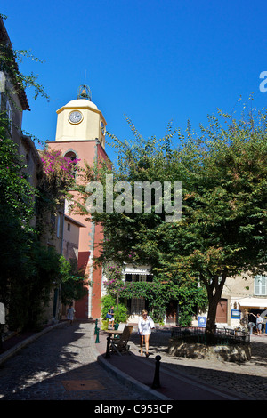 Ein Backstreet in Saint-Tropez, mit dem Bell Turm von Notre-Dame de L'Assomption, Var, Provence, Cote d ' Azur, Frankreich Stockfoto