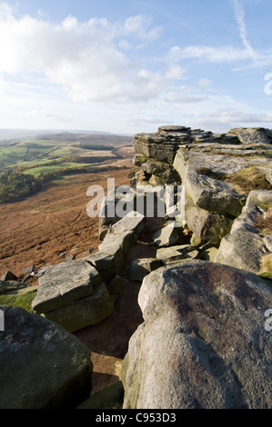 Stanage Edge Gritstone Felsen in der Peak District Nationalpark Derbyshire gegen blauen Himmel geschossen Stockfoto