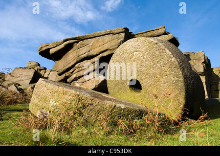 Mühlsteine bei Stanage Edge Gritstone Rocks in der Peak District Nationalpark Derbyshire gegen blauen Himmel geschossen Stockfoto