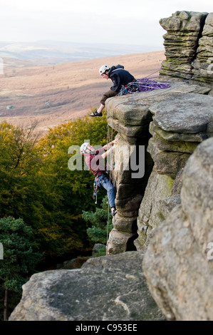 Kletterer auf der Oberseite Stanage Edge im Peak District National Park in Derbyshire England Uk Stockfoto