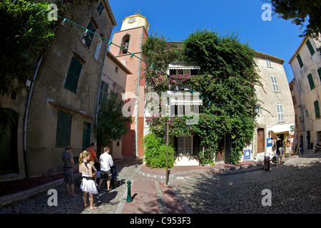 Ein Backstreet in Saint-Tropez, mit dem Bell Turm von Notre-Dame de L'Assomption, Var, Provence, Cote d ' Azur, Frankreich Stockfoto