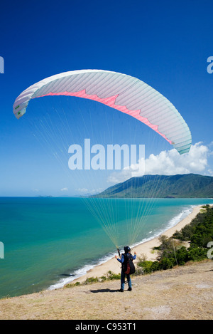 Ein Gleitschirm startet selbst aus Rex Lookout, mit Blick auf Wangetti Strand, in der Nähe von Cairns, Queensland, Australien Stockfoto