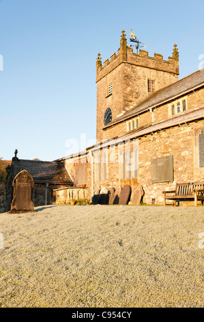 Die Pfarrkirche von St. Michael und alle Engel an einem frostigen Morgen Hawkshead Dorf November Cumbria Englands Vereinigtes Königreich UK Stockfoto