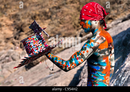 Ein Indianerjunge Cora malt seinen bunten Hut vor der religiösen rituellen Zeremonie der Karwoche in Jesús María, Mexiko. Stockfoto