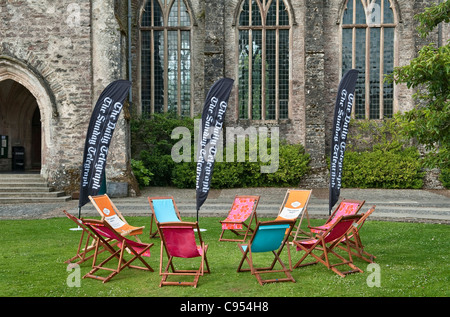 Dartington Hall, Totnes, Devon, Großbritannien, veranstaltet das jährliche Ways with Words Buchfestival, das vom Daily Telegraph (The Great Hall im Hintergrund) gesponsert wird. Stockfoto