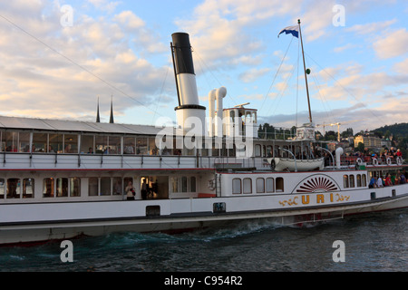 Schaufelrad touristische Dampfschiff URI auf dem Vierwaldstättersee, Schweiz Stockfoto