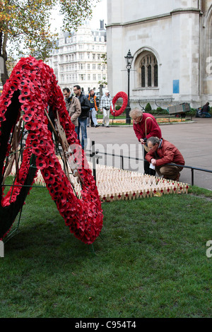 Zuschauer auf dem Gebiet der Erinnerung in der Westminster Abbey Stockfoto
