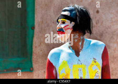 Ein Cora indischen Mann, trägt eine bunte Maske, beteiligt sich an der religiösen rituellen Zeremonie der Karwoche in Jesús María, Mexiko. Stockfoto