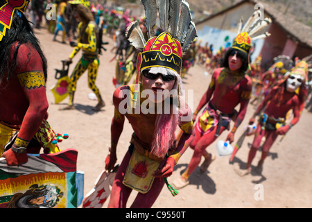 Cora-Indianer, mit bunten Masken, während der rituellen religiösen Feier der Karwoche in Jesús María, Mexiko. Stockfoto