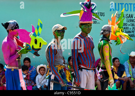 Cora-Indianer, mit bunten Dämon Masken, gehen während der heiligen Zeremonien der Karwoche in Jesús María, Nayarit, Mexiko. Stockfoto