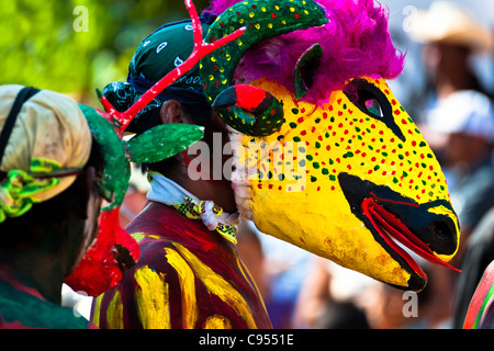 Ein Cora indischen Mann, trägt eine bunte Dämonenmaske, beteiligt sich an der heiligen Zeremonien der Karwoche in Jesús María, Mexiko. Stockfoto