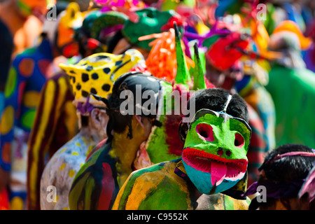 Cora-Indianer, mit bunten Dämon Masken laufen während der Heiligen rituellen Zeremonie der Karwoche in Jesús María, Mexiko. Stockfoto