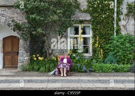 Dartington Hall, Totnes, Devon, Großbritannien. Restauriert von Leonard und Dorothy Elmhirst im Jahr 1925, beherbergt es das jährliche Ways with Words Buchfestival Stockfoto