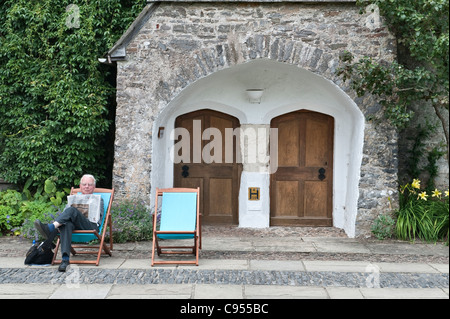 Dartington Hall, Totnes, Devon, Großbritannien. Restauriert von Leonard und Dorothy Elmhirst im Jahr 1925, beherbergt es das jährliche Ways with Words Buchfestival Stockfoto