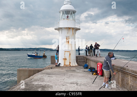 Brixham Pier Light am Ende der halben Meile langen Brixham Breakwater, ein beliebter Ort für Fischer, und zwischen 1843 und 1916 gebaut. Devon, Großbritannien Stockfoto