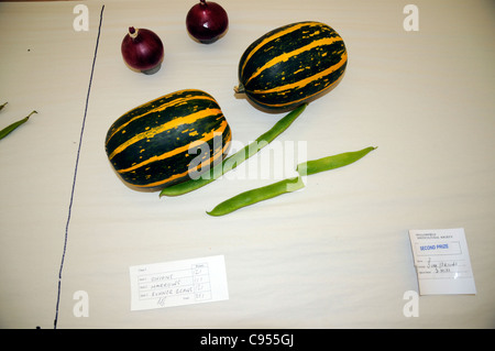 Gemüse auf dem Display für Wettbewerb im Land zeigen, UK. Stockfoto