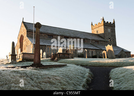 Die Pfarrkirche von St. Michael und alle Engel an einem frostigen Morgen Hawkshead Dorf November Cumbria Englands Vereinigtes Königreich UK Stockfoto