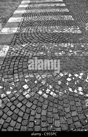 Weiße Linien Straße unterwegs Steinblöcke markieren Stockfoto