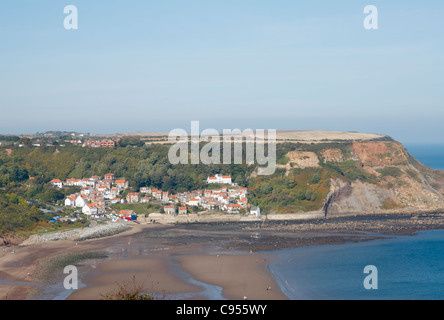 Blick auf Runswick Bay Dorf und Strand bei Ebbe von The Cleveland Way Fußweg. North Yorkshire, England, UK Stockfoto