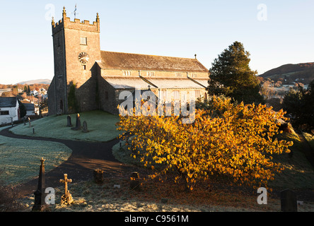 Die Pfarrkirche von St. Michael und alle Engel an einem frostigen Morgen Hawkshead Dorf November Cumbria Englands Vereinigtes Königreich UK Stockfoto