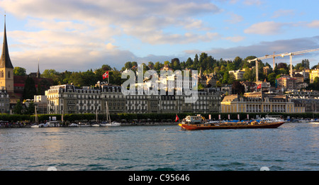 Am Seeufer der Stadt Luzern mit Grand Hotel and Casino Stockfoto