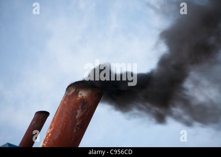 Abgasemissionen Sie, marine Diesel in einem Schiffe Motor brennen. Marine Diesel gehört zu den am stärksten belasteten Brennstoffen in der Welt Stockfoto