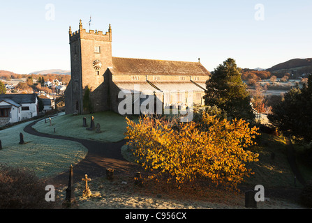 Die Pfarrkirche von St. Michael und alle Engel an einem frostigen Morgen Hawkshead Dorf November Cumbria Englands Vereinigtes Königreich UK Stockfoto