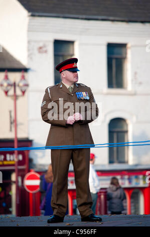 Bürgermeister von Erewash Cllr Kevin Miller besucht Gedenkstätte Gedenkgottesdienst in Ilkeston, Derbyshire, England am Sonntag, 13. November 2011 Stockfoto